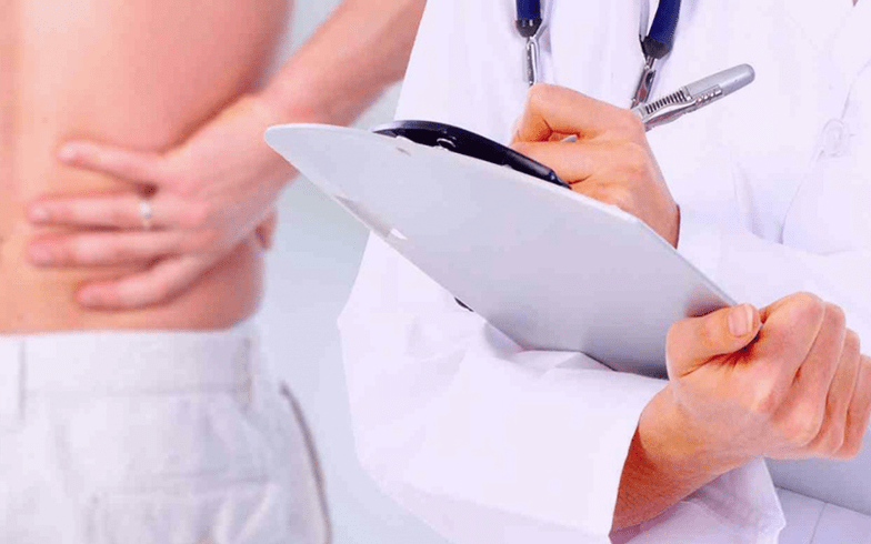 O médico prescribe un tratamento para a dor lumbar